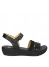 Sandalia de cuero negro, diseño informal para mujer, ideal para un look casual con comodidad.