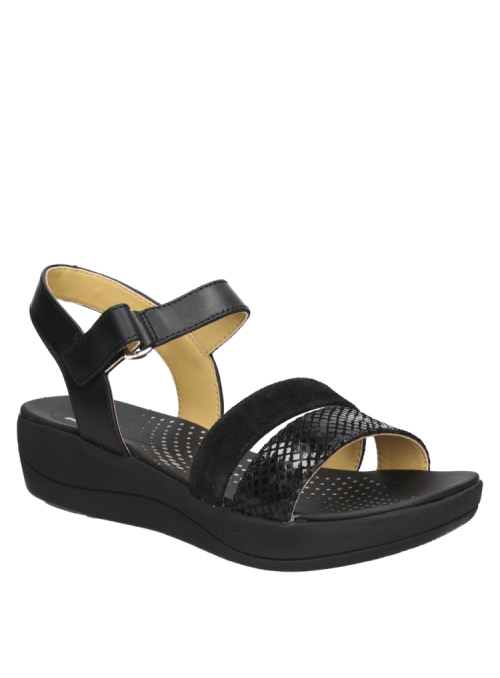Sandalia de cuero negro para mujer, estilo informal, con taco plano y punta abierta para mayor confort.