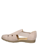 Sandalia de cuero beige para mujer, diseño casual con taco plano.