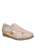 Sandalia beige de cuero para mujer, estilo casual, taco plano y punta redonda.
