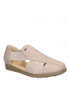 Sandalia beige de cuero para mujer, estilo casual, taco plano y punta redonda.