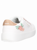 elegante zapatilla blanca para niñas activas, ideal para aventuras urbanas