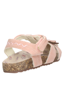 Sandalia rosada de niña diseñada para frescura y comodidad, con taco plano y material sintético resistente.