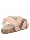 Sandalia rosada de niña diseñada para frescura y comodidad, con taco plano y material sintético resistente.