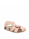 Sandalia rosada de niña estilo informal con taco plano de 2 cm y punta abierta, ideal para aventuras al aire libre.