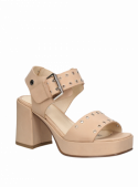 Sandalia Zappa beige de cuero, diseño moderno con forro de fibra y taco estilizado.