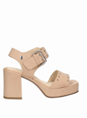 Sandalia de mujer en cuero beige, estilo casual y cómodo para el verano.