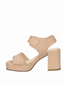 Sandalia de cuero beige para mujer, estilo contemporáneo, ideal para días cálidos.