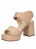 Sandalia beige de cuero para mujer, diseño informal con taco de 9.5 cm y punta abierta.