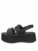 Calzado de cuero negro, diseño contemporáneo, ideal para días cálidos, estilo casual.