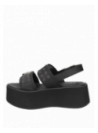 Calzado de cuero negro, diseño contemporáneo, ideal para días cálidos, estilo casual.