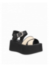 Sandalia de cuero blanca con diseño vanguardista y presencia imponente.