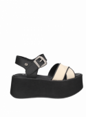 Elegante sandalia blanca de cuero para mujer, ideal para días cálidos.