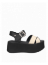 Elegante sandalia blanca de cuero para mujer, ideal para días cálidos.