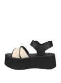 Detalle del cuero premium en sandalia blanca de estilo informal para mujer.