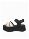 Detalle del cuero premium en sandalia blanca de estilo informal para mujer.