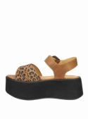 Sandalia de cuero animal print con forro de poliuretano y punta abierta para mayor confort.