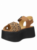 Sandalia de mujer en cuero animal print con diseño contemporáneo y taco plano de 7 cm.