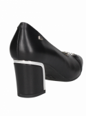 Zapato informal de cuero negro para mujer, con diseño delicado y altura de caña de 6 cm.
