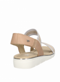 Sandalia beige de cuero, estilo informal, diseño anatómico para comodidad todo el día.