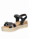 Sandalia negra de cuero para mujer, diseño informal con taco plano de 6 cm y punta abierta.