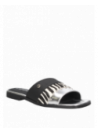 Estilo único en sandalia negra de cuero con forro de poliuretano y tachas.