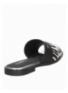 Sandalia de cuero negro con taco plano de 1 cm, estilo irreverente y cómodo.