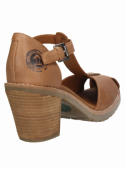 Calzado femenino camel de cuero, diseño casual con hebilla lateral, ideal para paseos o eventos semiformal al aire libre.
