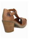 Calzado femenino camel de cuero, diseño casual con hebilla lateral, ideal para paseos o eventos semiformal al aire libre.
