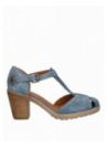 Sandalia de cuero azul con hebilla lateral, diseñada para brindar estabilidad y confort en paseos urbanos o salidas a comer.