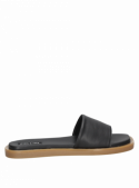 Sandalia plana negra de mujer, diseño casual con forro sintético y punta abierta.