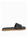 Sandalia plana negra de mujer, diseño casual con forro sintético y punta abierta.