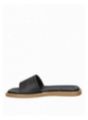 Sandalia de mujer en color negro, estilo casual, con forro sintético y taco plano.