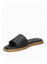 Sandalia negra casual de mujer con taco plano y punta abierta, diseño sintético elegante.