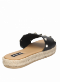 Calzado casual de cuero negro para mujer, sandalia con taco plano y punta abierta.