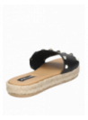 Calzado casual de cuero negro para mujer, sandalia con taco plano y punta abierta.