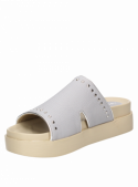 Sandalia gris de cuero para mujer, diseño casual con taco plano de 3 cm y punta abierta.