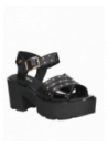 Sandalia negra con diseño singular que estiliza y proyecta presencia.