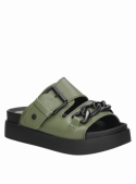Taco plano de 5 cm en sandalia verde de cuero, estilo casual para mujer.