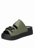 Sandalia verde de cuero para mujer con diseño casual y taco plano de 5 cm.