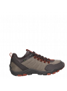Zapatilla de hombre en color taupe, diseñada para aventuras urbanas y outdoor con caña de 5.7 cm.
