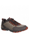 Zapatilla taupe de hombre estilo outdoor con taco plano y punta redonda, ideal para actividades diarias.