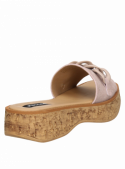 Sandalia de cuero rosado para mujer, estilo casual, con plataforma tipo corcho y cadena sofisticada sobre el empeine.