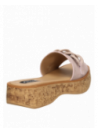 Sandalia de cuero rosado para mujer, estilo casual, con plataforma tipo corcho y cadena sofisticada sobre el empeine.