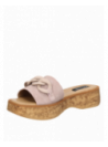Sandalia mule rosada de cuero para mujer, con plataforma que imita el corcho y tira ancha adornada con cadena de eslabones.