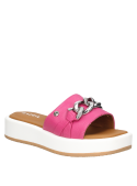 Sandalia de cuero fucsia con taco plano de 4 cm, ideal para días cálidos de verano.