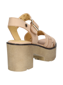Calzado de mujer en cuero beige, sandalia casual con taco bloque y diseño estilizado.