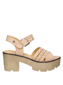 Sandalia de cuero beige para mujer, diseño contemporáneo y vanguardista con forro de poliuretano.
