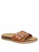 Sandalia de cuero camel para mujer, estilo tachas y taco plano de 2 cm.