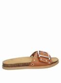 Cuero camel en sandalia Zappa G397, diseño con tachas para días cálidos.